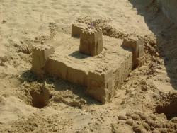Viete, že ... ... prečo voda drží pieskové hrady pokope? 